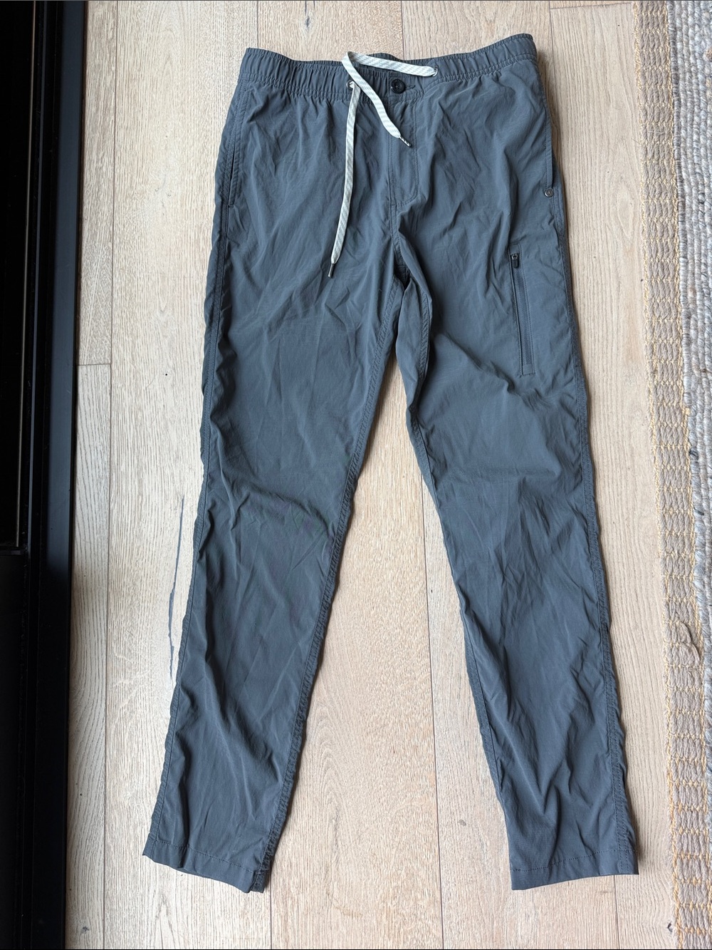 Vuori Men's Drawstring Joggers in Charcoal